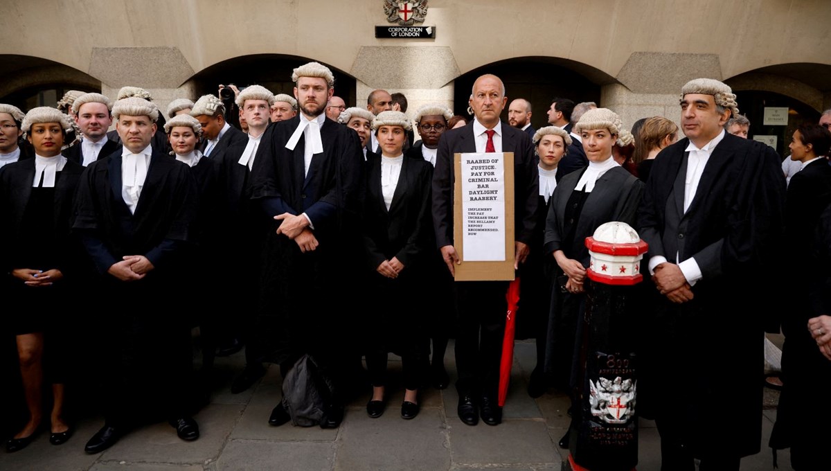 İngiltere ve Galler'de ceza avukatları süresiz grev başlattı