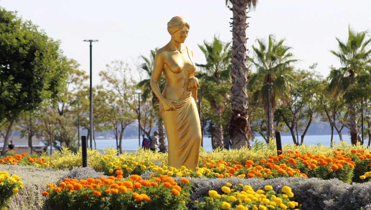 Altın Portakal'ın simgesi 'Venüs' heykelleri caddelerde