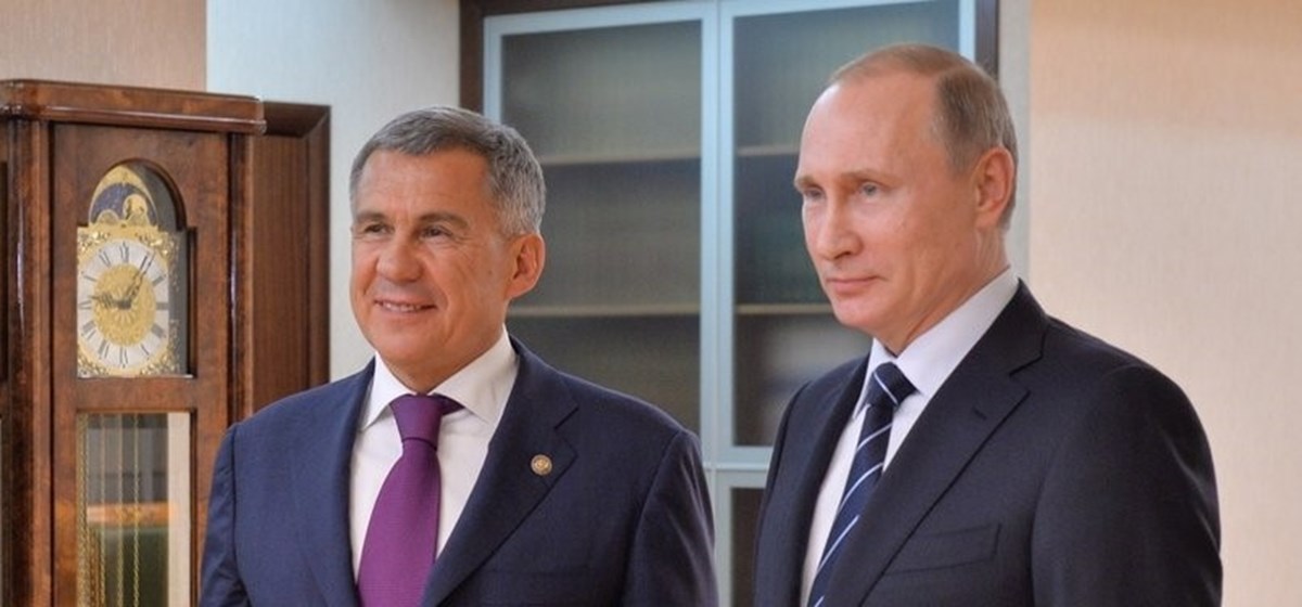 Tataristan Cumhurbaşkanı Rüstem Minnihanov (solda) ve Rusya Devlet Başkanı Putin (sağda).