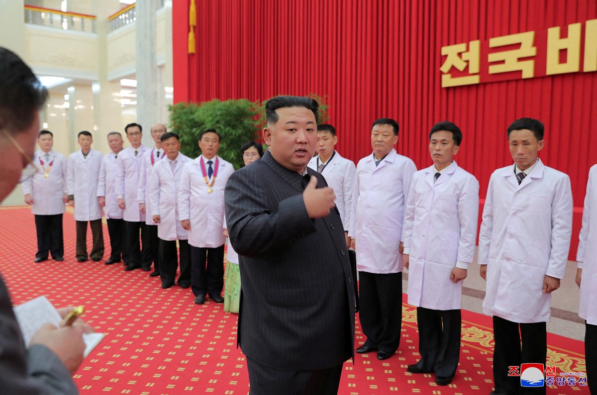 Sağlık çalışanlarıyla buluşan Kuzey Kore lideri Kim Jong Un, Covid-19