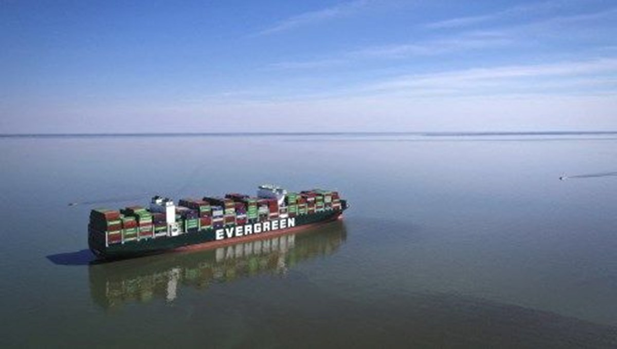 Süveyş Kanalı'nda korkutan gelişme: Bir gemi karaya oturdu